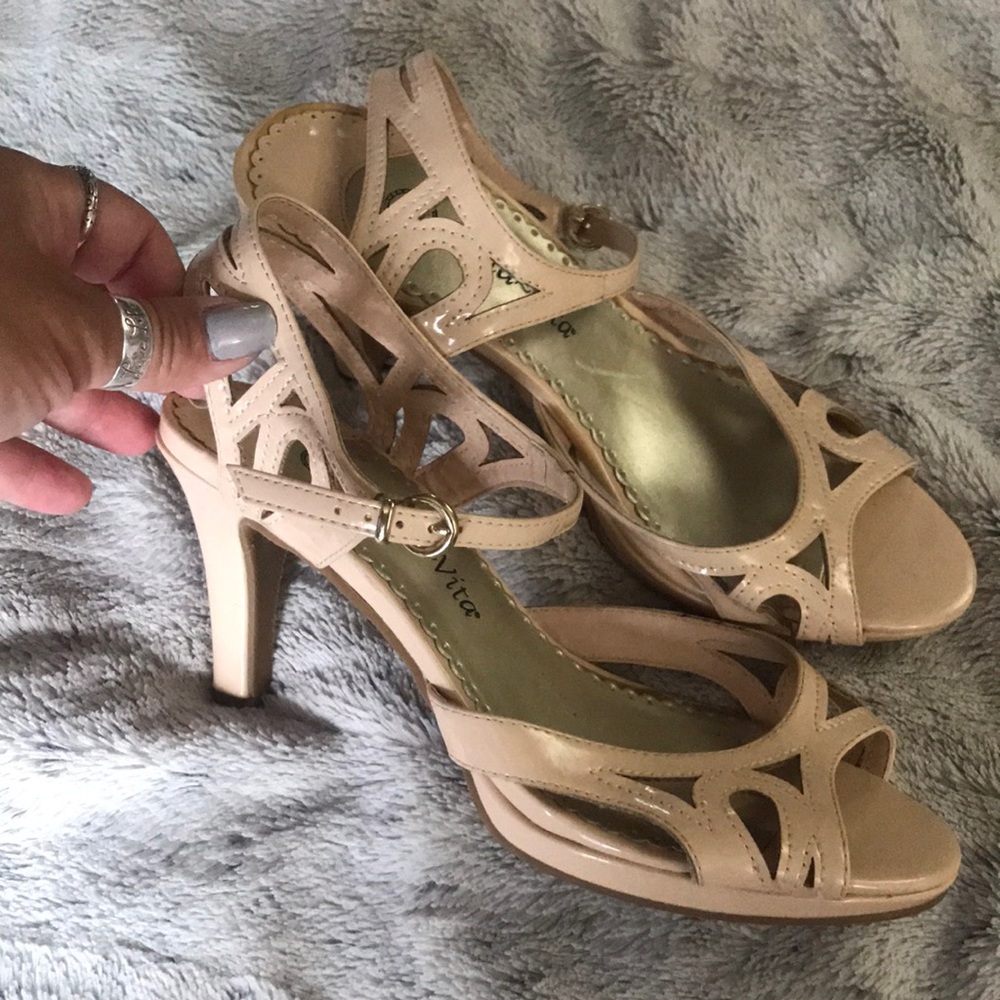 Cut out nude pumps 7.5 ankle strap peep toe patent leather fancy Bella Vita
